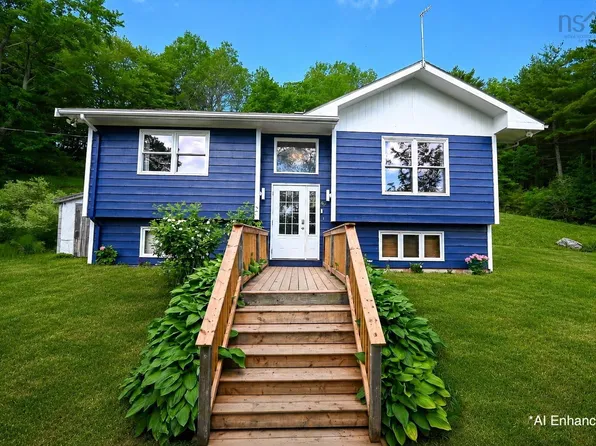 51 Charlie Ln, Lunenburg, NS B4V 8B7