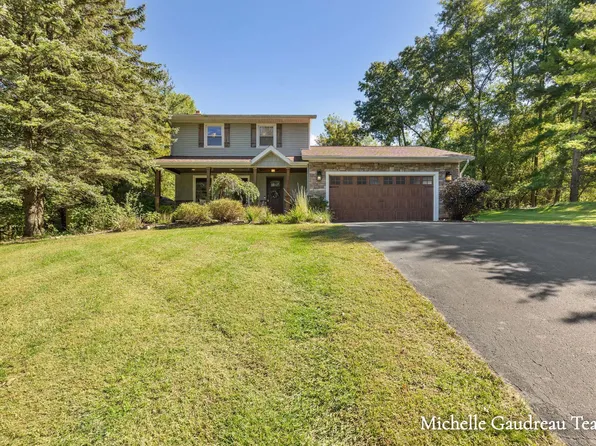 1136 Country Club Dr, Hastings, MI 49058