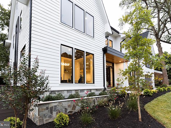 3rd image of 3827 N Abingdon St