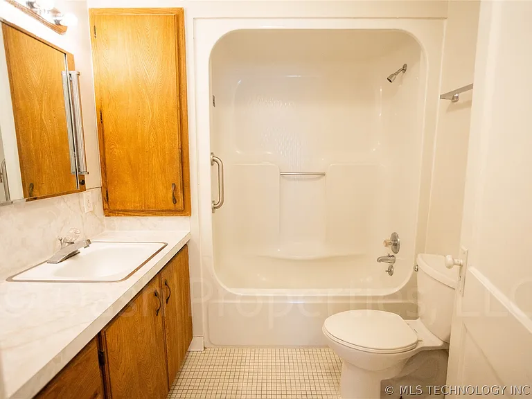 1119 S Florence Ave — Photo 29