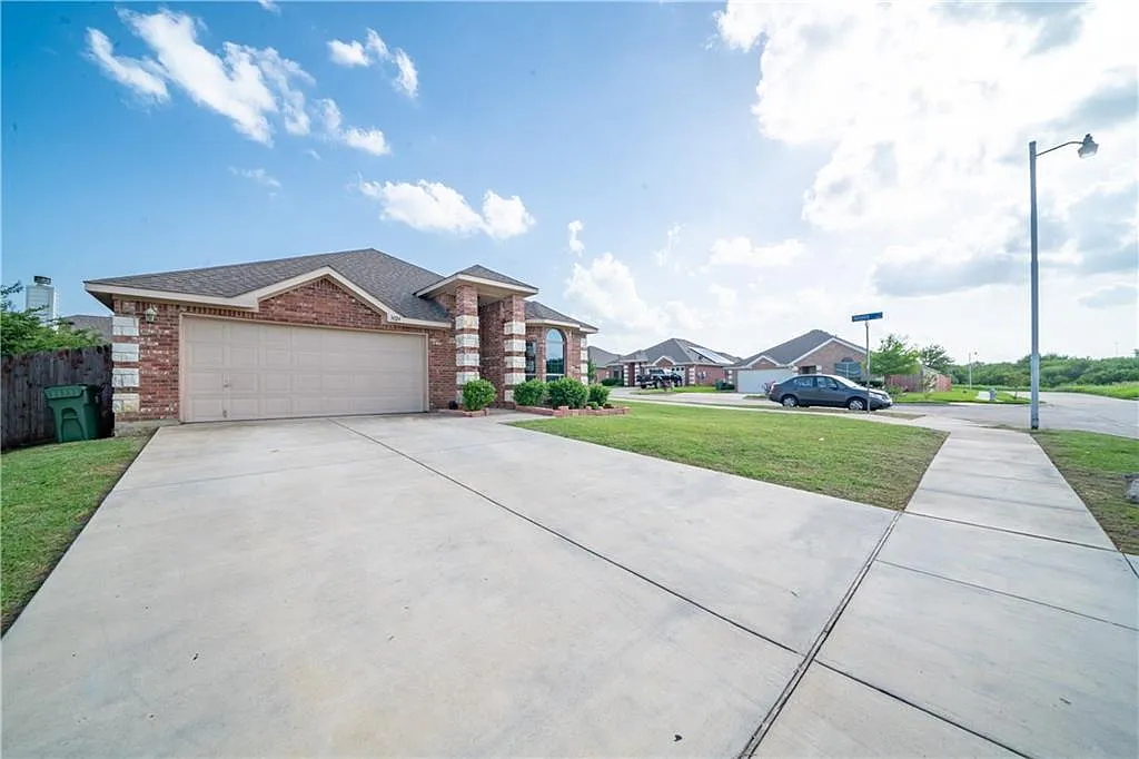4 bed, 1601 sqft, $2,350 — Photo 2