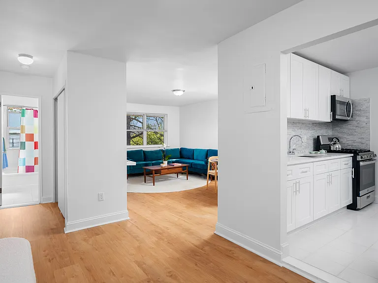 Crestwood Lake Apartments — Photo 44