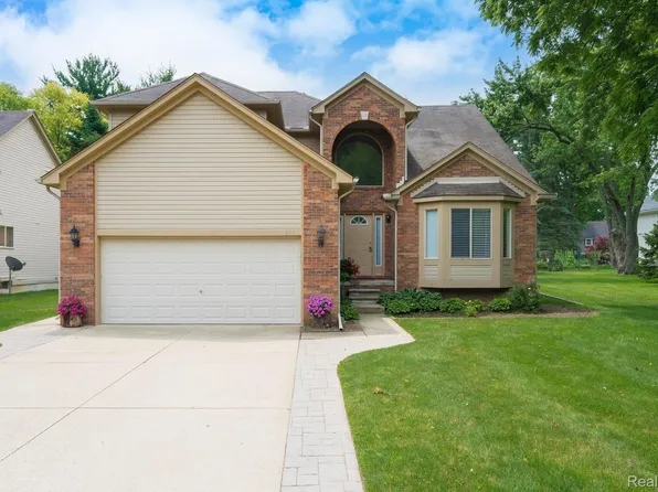 230 E Elizabeth St, Lake Orion, MI 48362