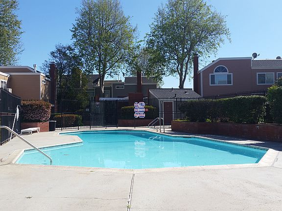 4th image of 2436 Village Grn
