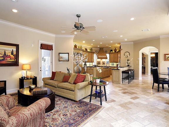 Great floorplan with open kitchen, family room and breakfast.