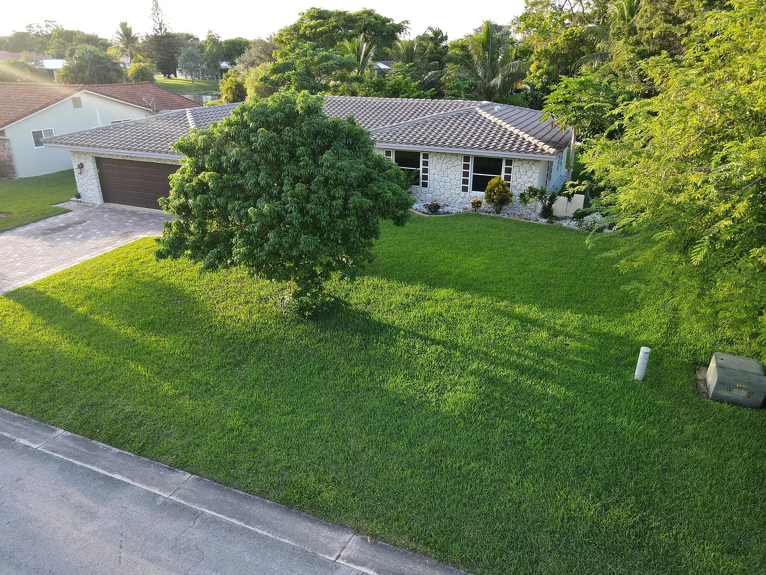 4 bed, 2.0 bath, 2049 sqft, $4,500 — Photo 2