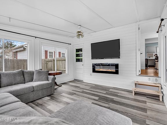 5th image of 716 Leeward Avenue