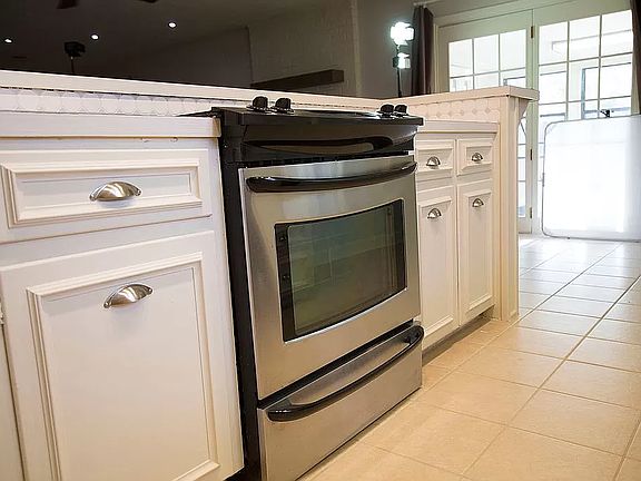 Kitchen and Breakfast