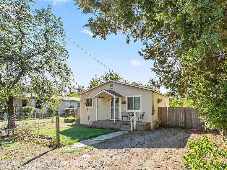 1206 Guill St — Photo 1