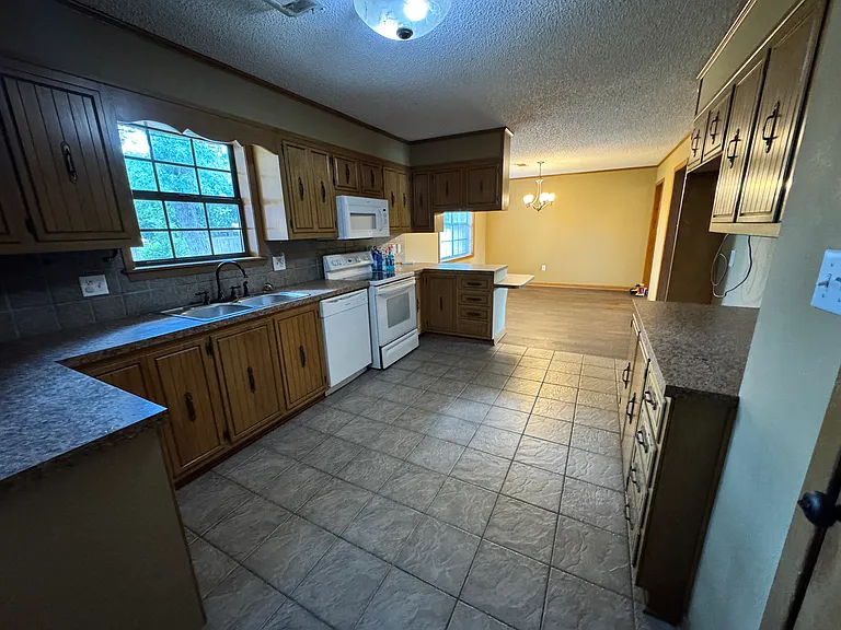 Lots of storage in kitchen