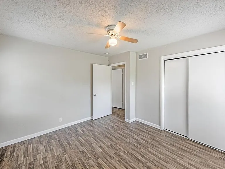 4713 Laverda Dr — Photo 17