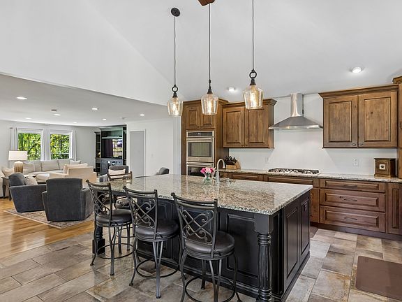 5th image of 106 Azalea Ln