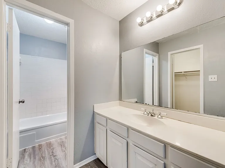 2814 Meadow Park Dr — Photo 17