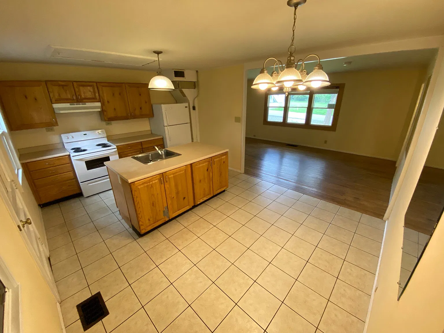 105 N Overhill Drive — Photo 3