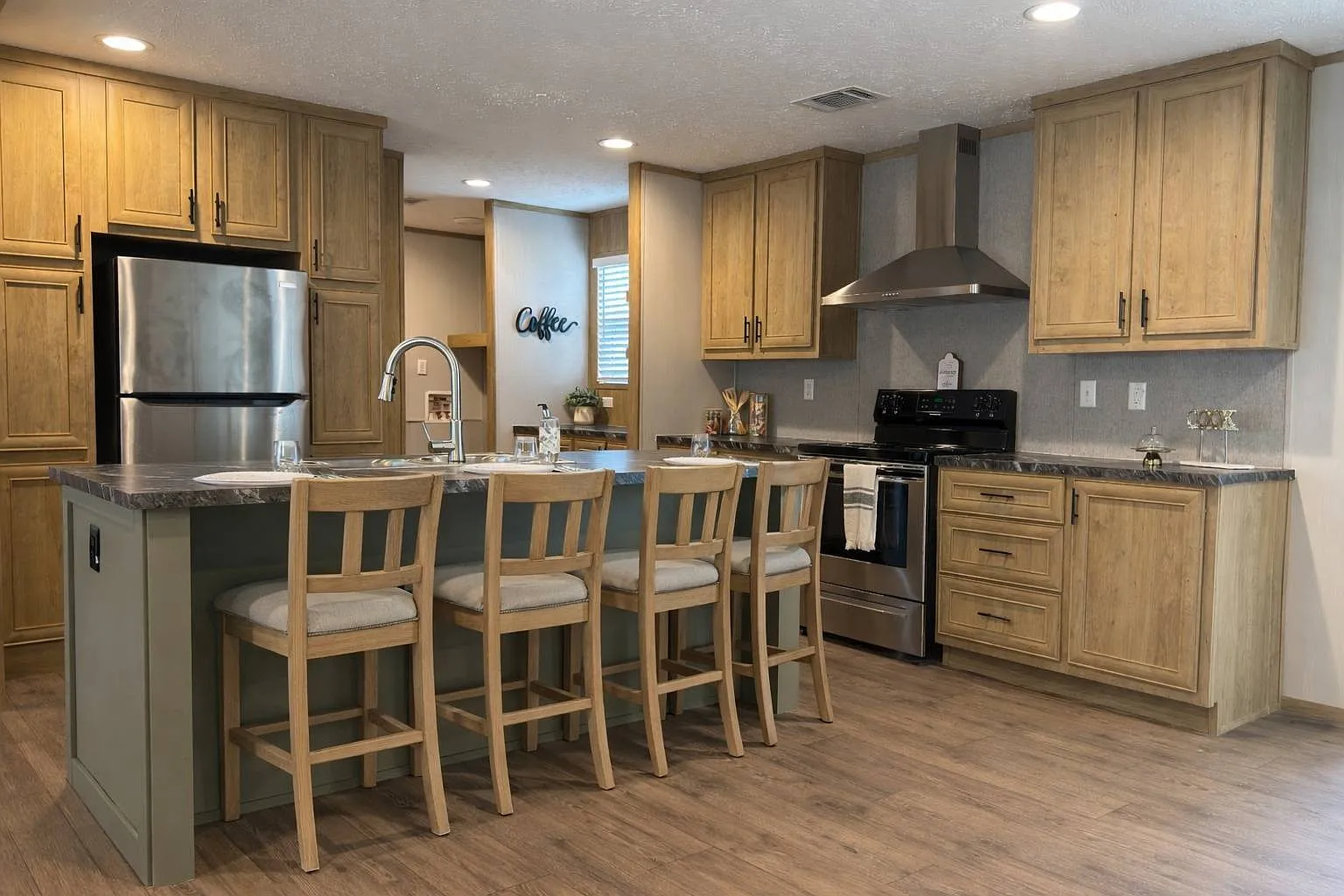 3 bed, 2.0 bath, 1344 sqft, $2,100 — Photo 2