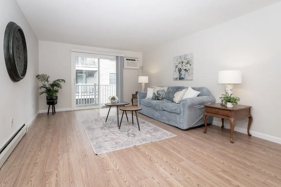 2 bed, 1.0 bath, 800 sqft, $2,200 — Photo 3
