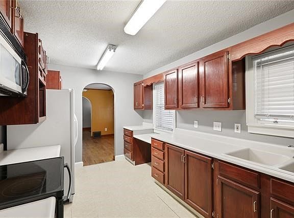 3rd image of 2025 Elizabeth Ave