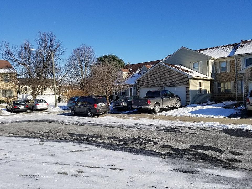 Front view of unit.  Nice cul-de-sac.  Private community 