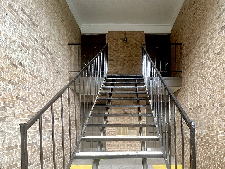 Prestonwood Hillcrest Apartments — Photo 15