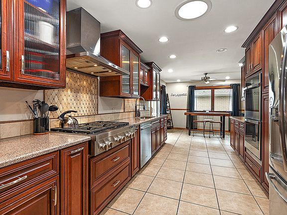 3rd image of 7624 Cashew Dr
