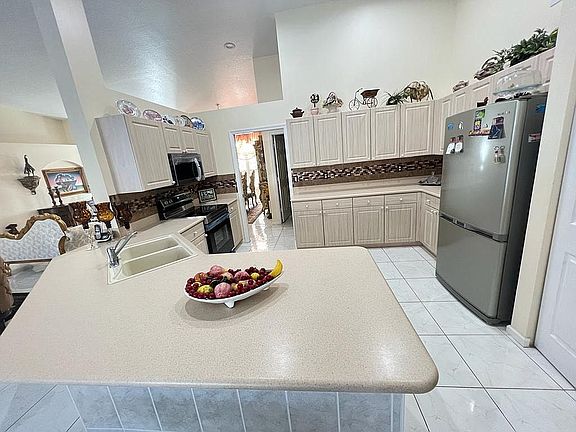 5th image of 168 Fernwood Cres