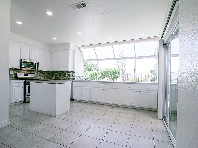 25035 Eaton Ln — Photo 10