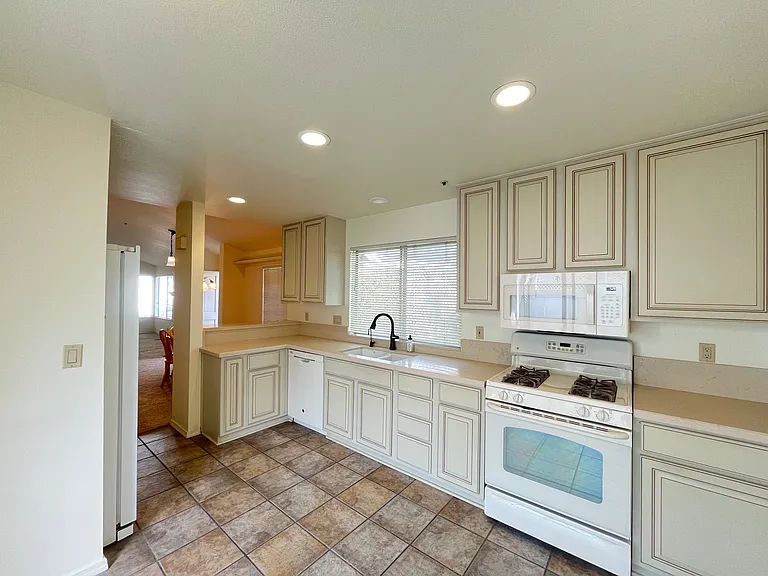 989 Bluebell Way — Photo 3