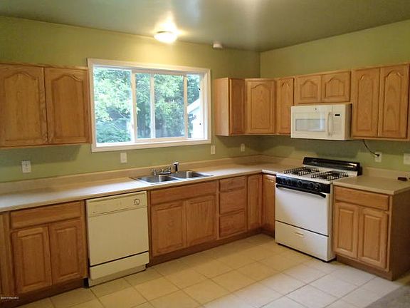 4th image of 635 W Green St