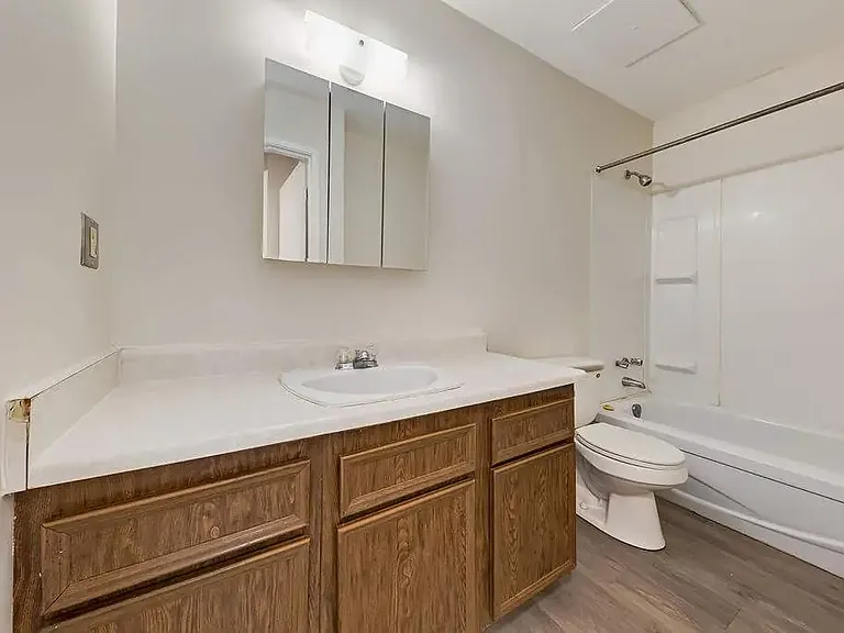 5516 47a Ave #104 — Photo 19