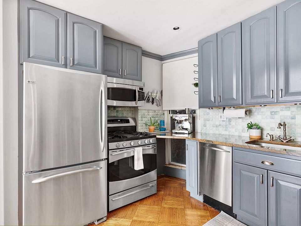 1st image of 126 W 73rd St
