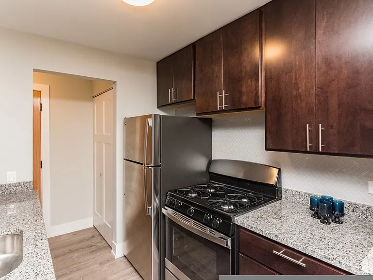 550 W Surf St #311 — Photo 9