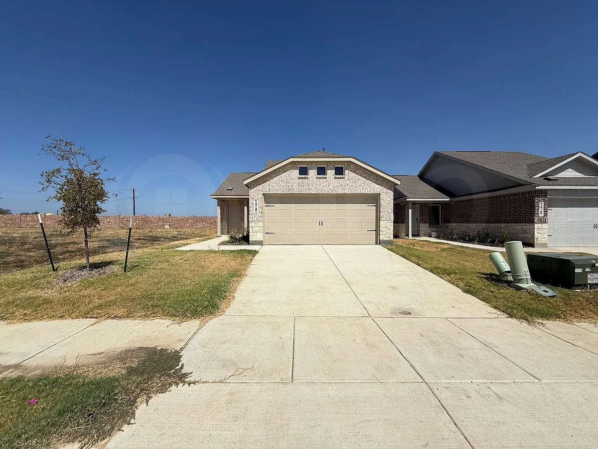 3 bed, 2.0 bath, 1451 sqft, $1,895 — Photo 2