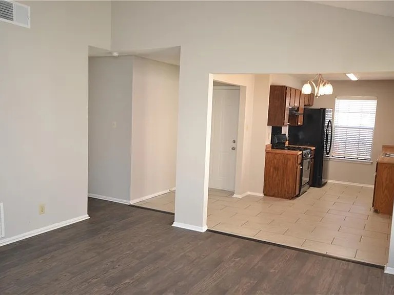 1105 Green Valley Cv — Photo 10