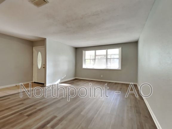 3rd image of 1046 La Marche Dr