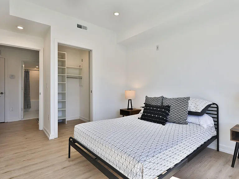 231 W Johnson Street — Photo 23