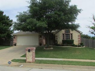 613 Meadowcrest Dr, Burleson, TX 76028