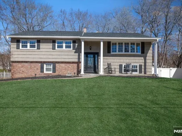 83 Thackeray Rd, Oakland, NJ 07436
