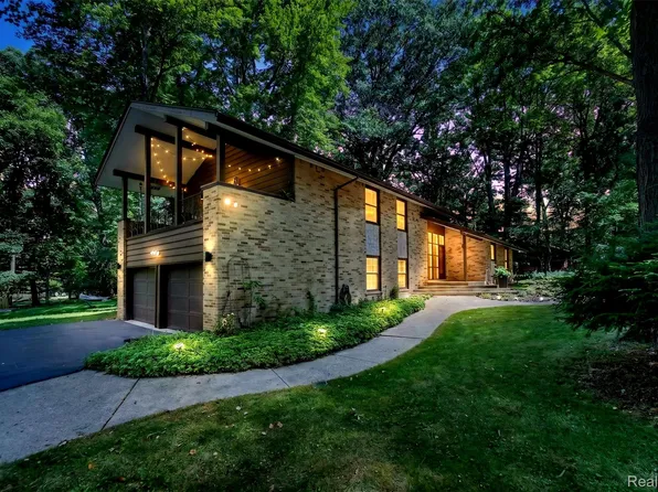 7388 Lindenmere Dr, Bloomfield Hills, MI 48301