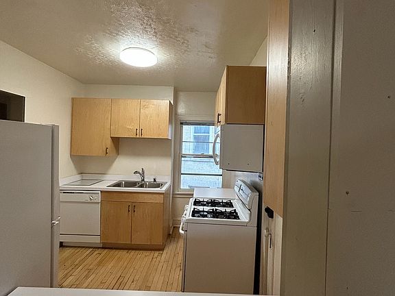 5th image of 204 W Reservoir Ave #2
