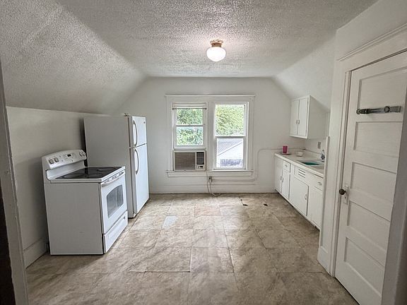 2nd image of 627 New St #2