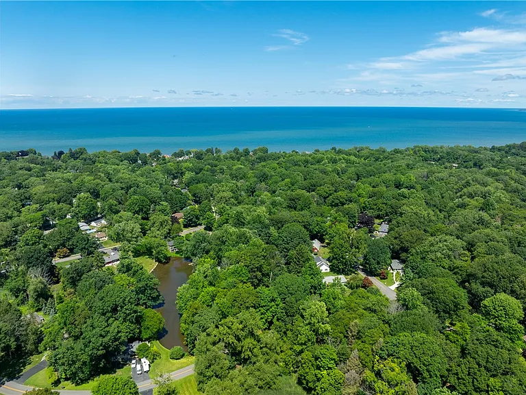 485 Oakridge Dr — Photo 2