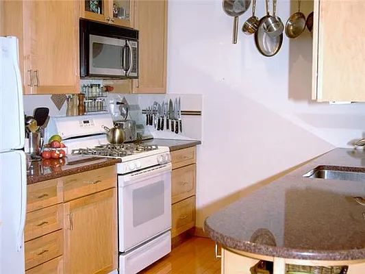 Sold by Avenue Sotheby's International Realty | media 13