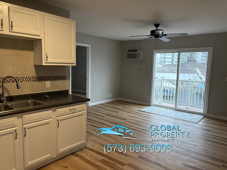 Lakefront Apartments — Photo 29