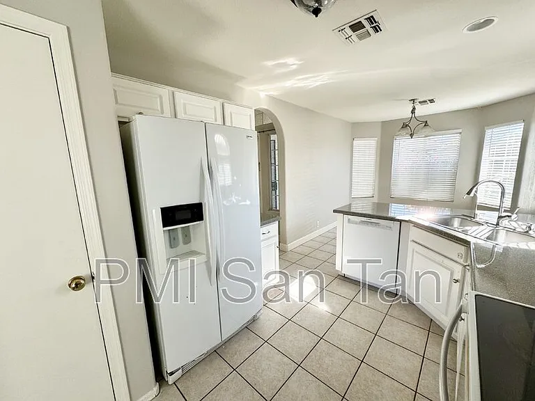 2530 E Jasper Dr — Photo 2