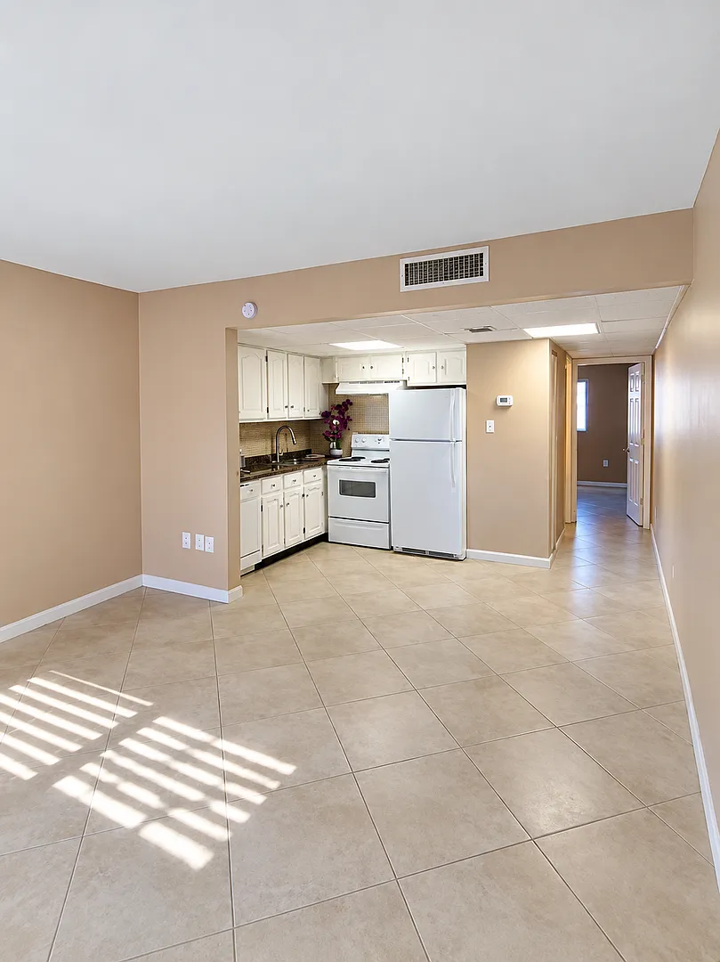 Charming 1-Bedroom Condo in Clearwater Convenient Location Near Shopping and Beaches — Photo 4