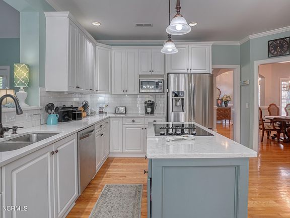 3rd image of 4724 Wedgefield Dr