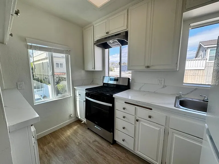 1090 Bangor Ln — Photo 1