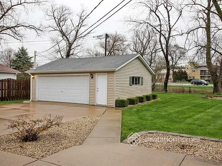 18829 Greenbay Ave — Photo 10