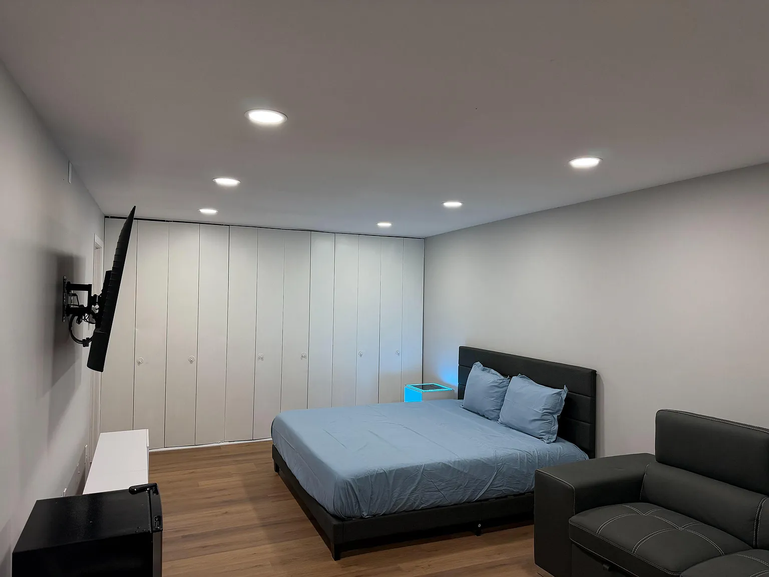 3 bed, 1.0 bath, 1049 sqft, $1,633 — Photo 4