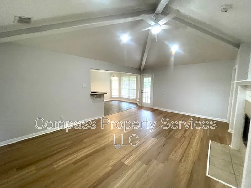 3 bed, 2.0 bath, 1441 sqft, $2,000 — Photo 4
